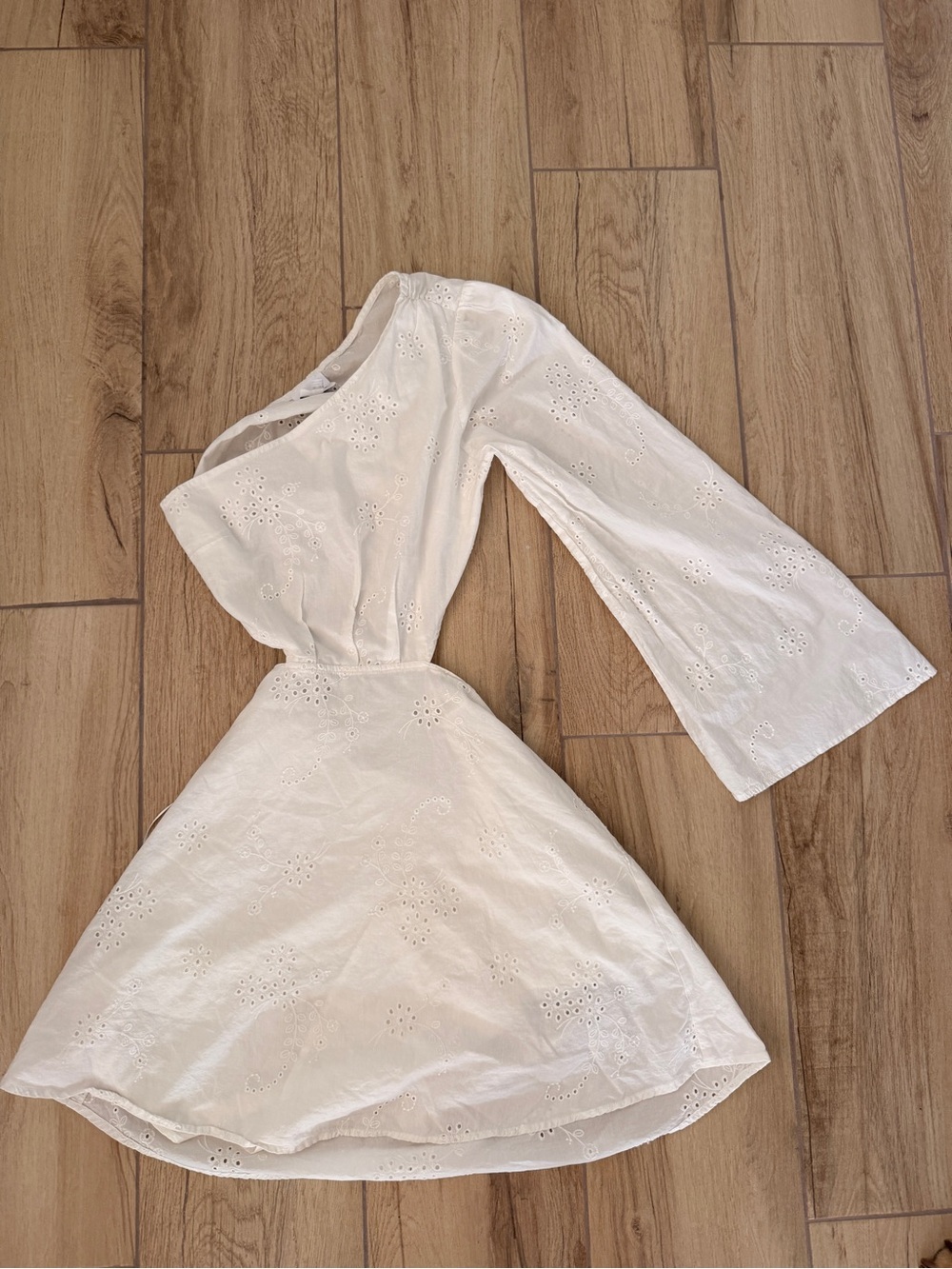 Womenโs White Eyelet One-Shoulder Long Sleeve Dress